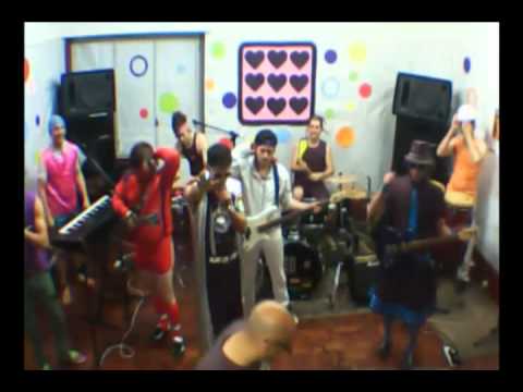 Cantando en vivo en El Show de Los Coholins