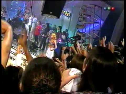 Rodrigo canta en Versus