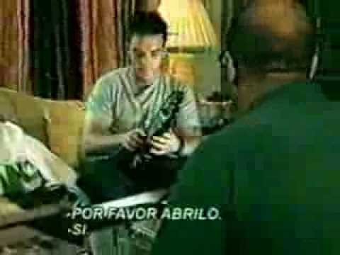 Robbie Williams recibe la mano de D10S (Versus 2000)